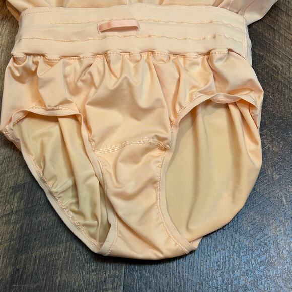 Lululemon 3” Running Shorts Size 2 Light Melon color - Picture 7 of 7